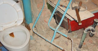 Профессиональный демонтаж перегородки ванной и туалета в Губкине - от 578 рублей